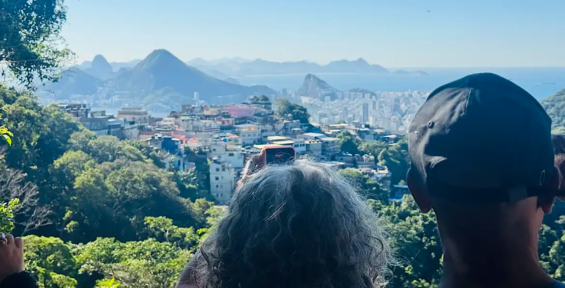 Trilha na Rocinha mostra Mata Atlântica e recuperação florestal no Rio de Janeiro