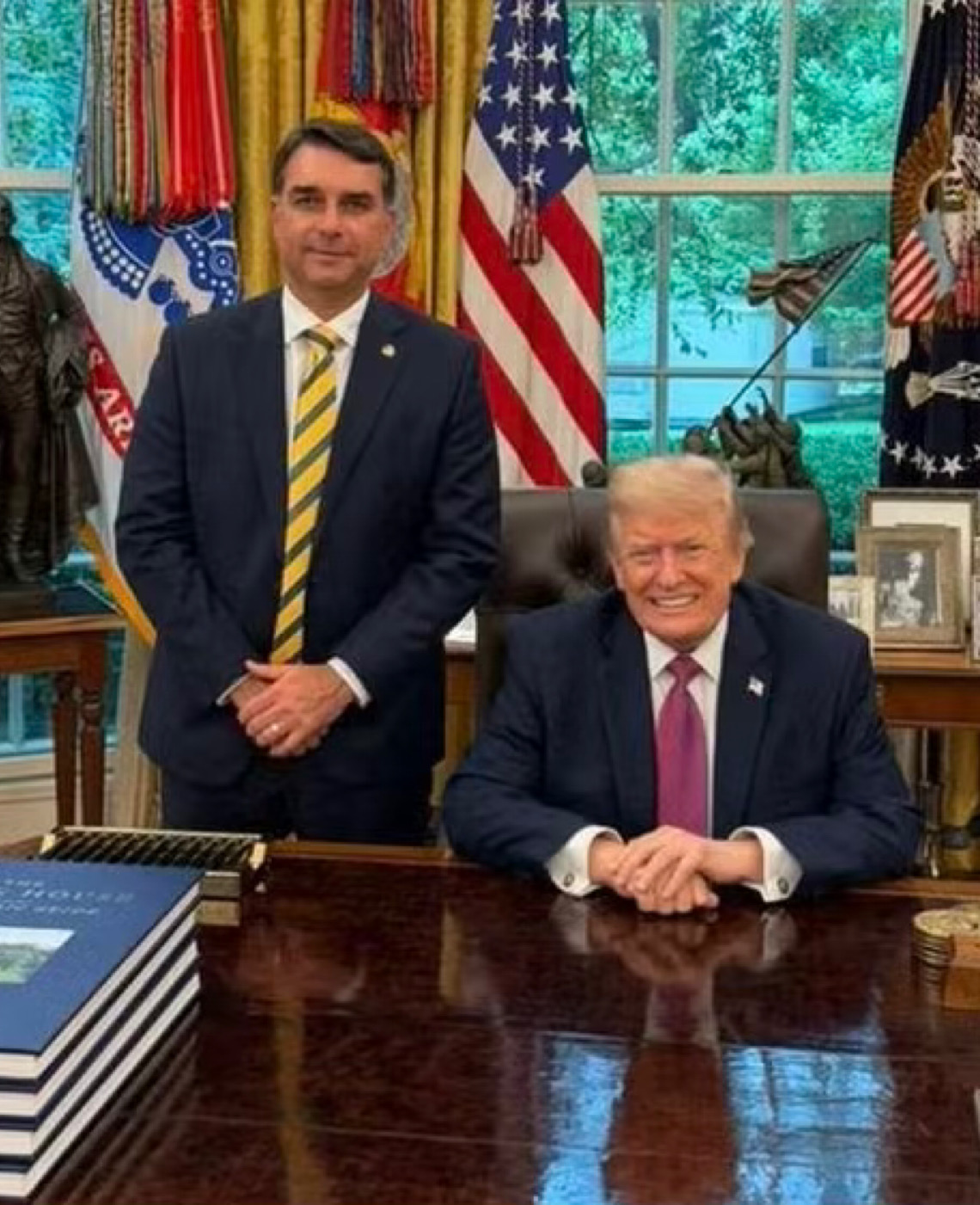 Trump pode interferir na eleição para favorecer Flávio Bolsonaro e gerar caos