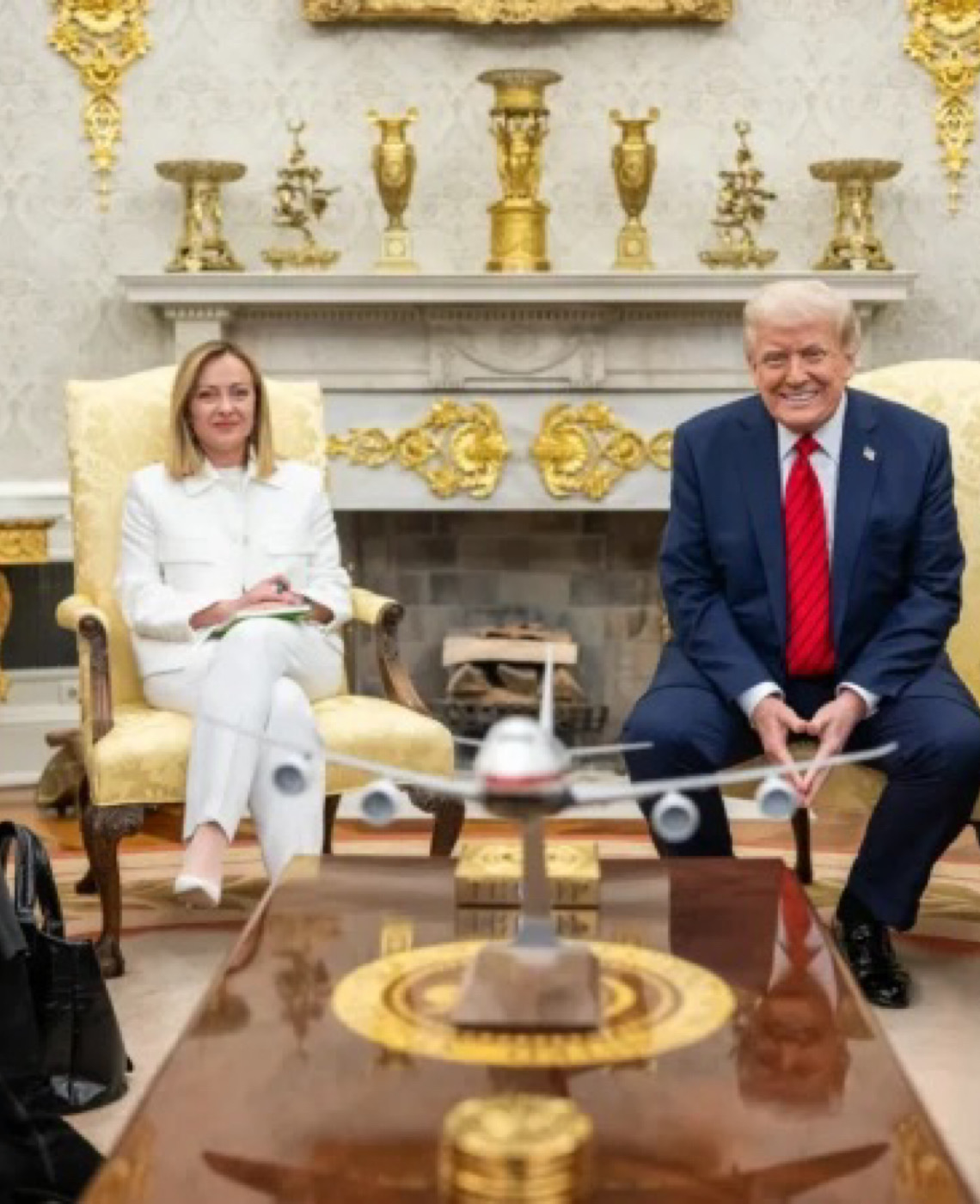 Meloni traça futuro político longe de Trump após meses de tensões e provocações