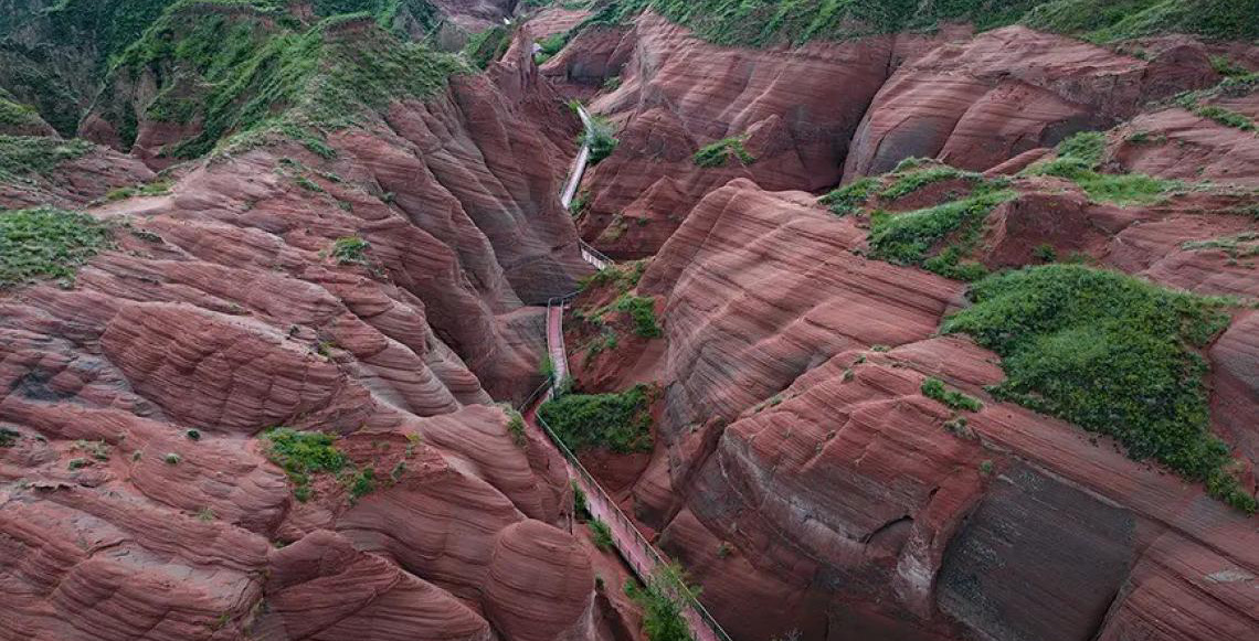 Formações geológicas Danxia atraem turistas de toda parte para Shaanxi, noroeste da China