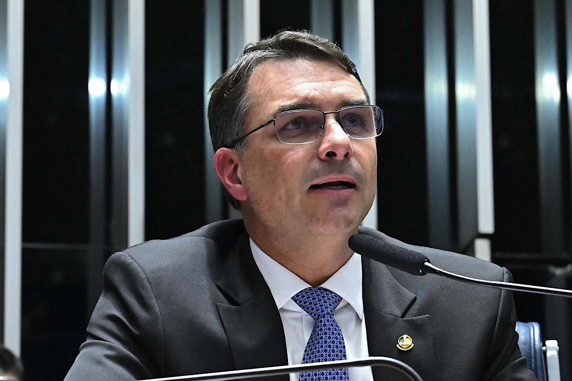 Mídia revela mais um envolvimento do senador Flávio Bolsonaro com o Banco Master