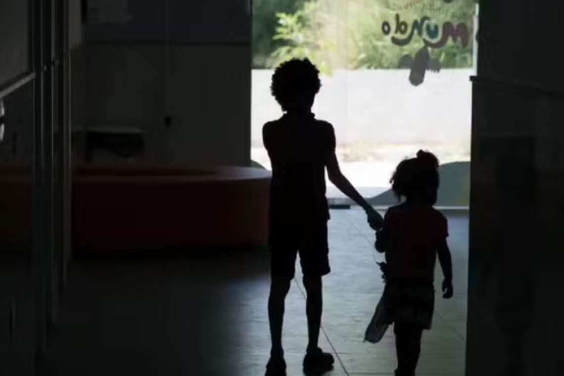 INSS vai liberar pensão para filhos de vítima de feminicídio até fim de julho; veja regras e quem tem direito