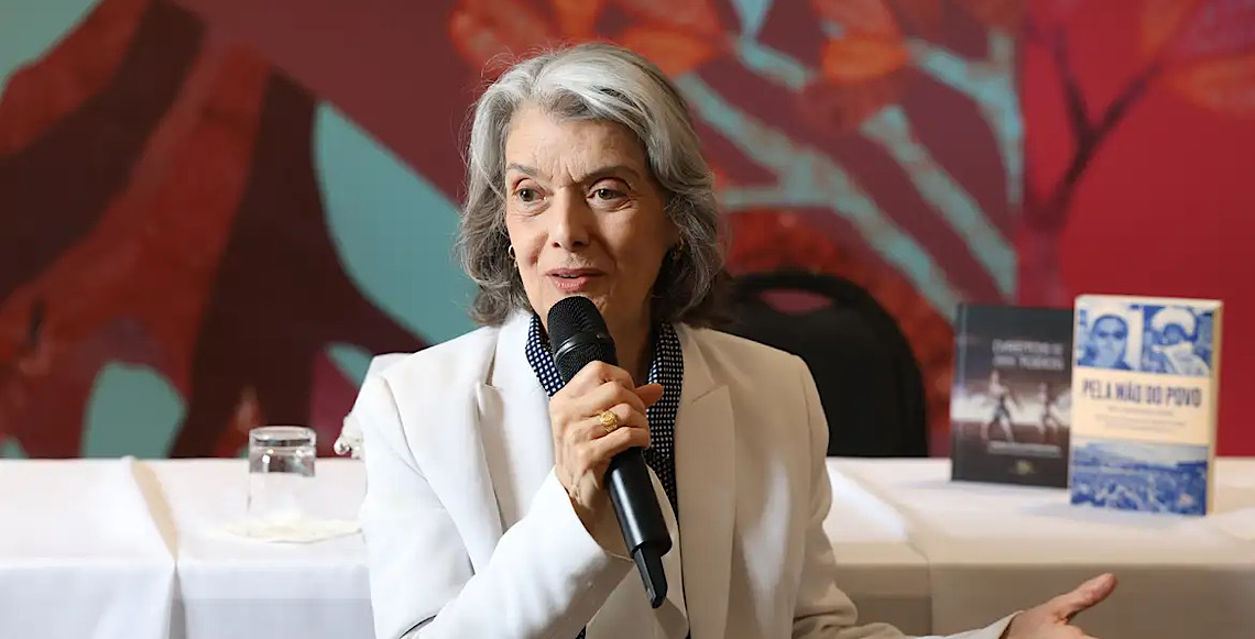 Ministra Cármen Lúcia, na Flip, ofusca estrelas literárias pelas ruas de Paraty