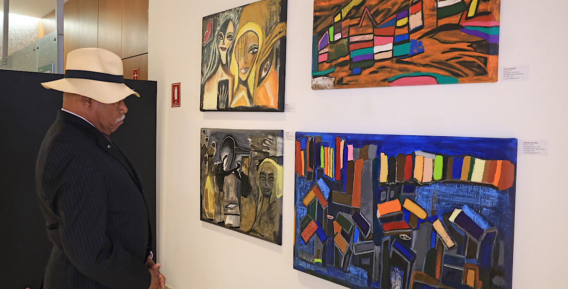VIII Mostra de Arte e Literatura da AIC é aberta na CLDF com posse, homenagens e exposição de artes visuais