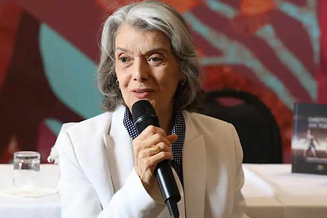 Ministra do STF, Cármen Lúcia, na Flip, ofusca estrelas literárias pelas ruas de Paraty