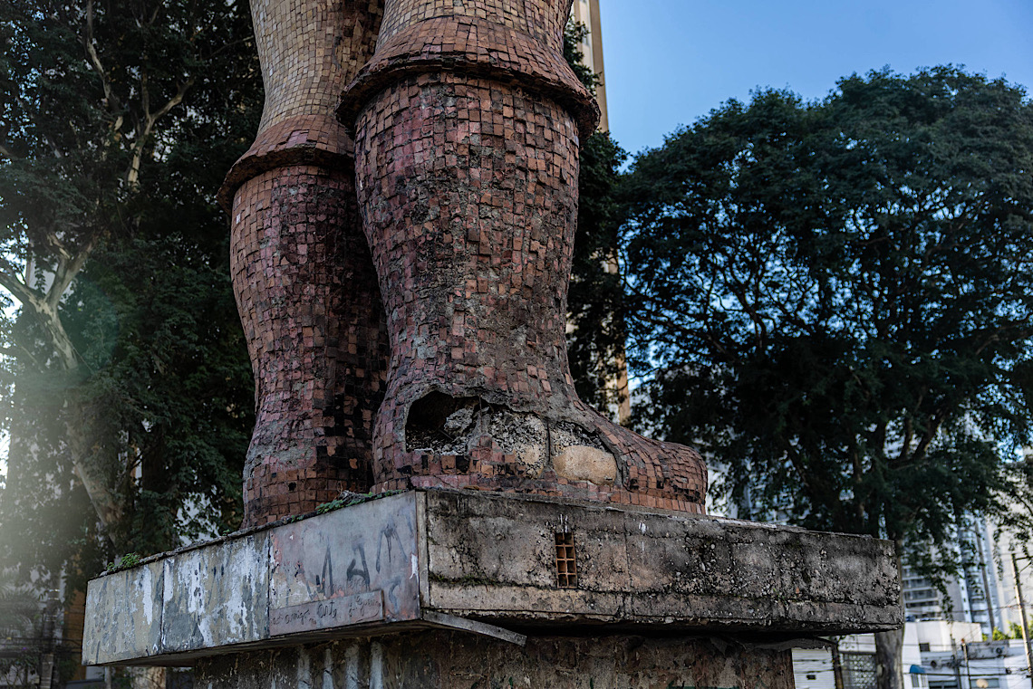 Cinco anos após incêndio, estátua de Borba Gato segue sem reparo e com buraco no calcanhar