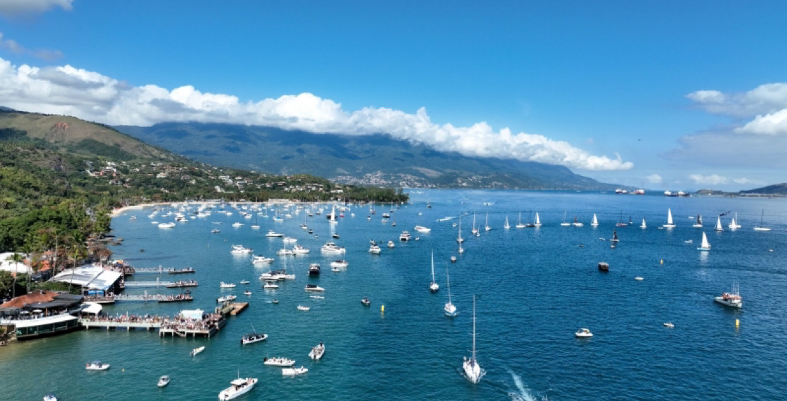 Semana de vela reúne barcos coloridos e deve levar 55 mil pessoas a Ilhabela, em São Paulo