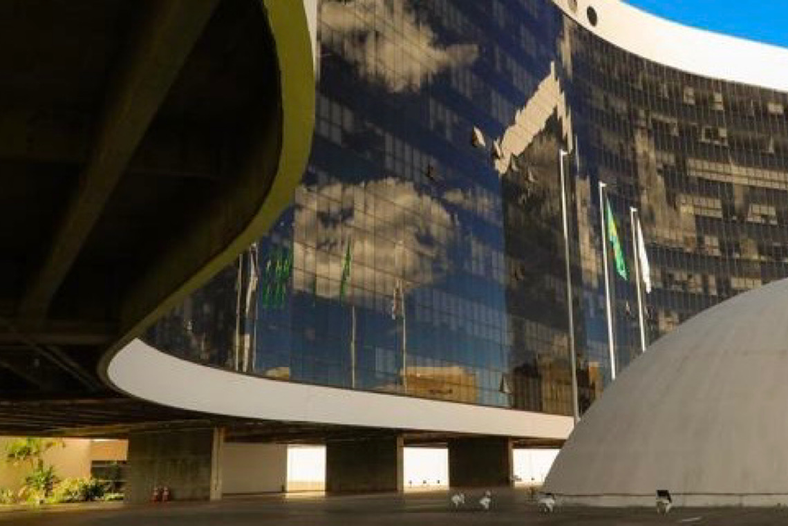 TSE manda big techs explicarem moderação de conteúdo eleitoral e permite sigilo sobre dados de IA