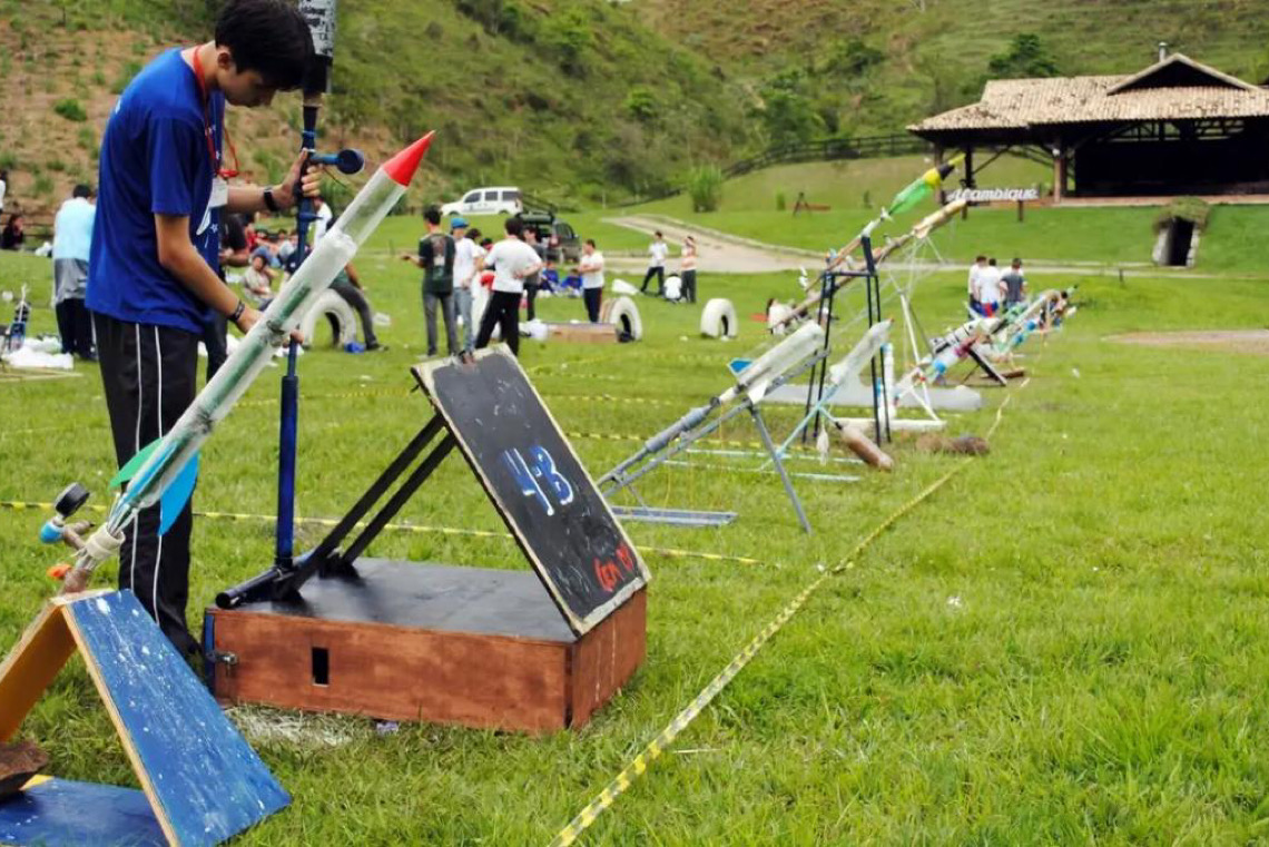 Estudantes de todo o país participam da Jornada de Foguetes 2026 em Barra do Piraí, no Rio