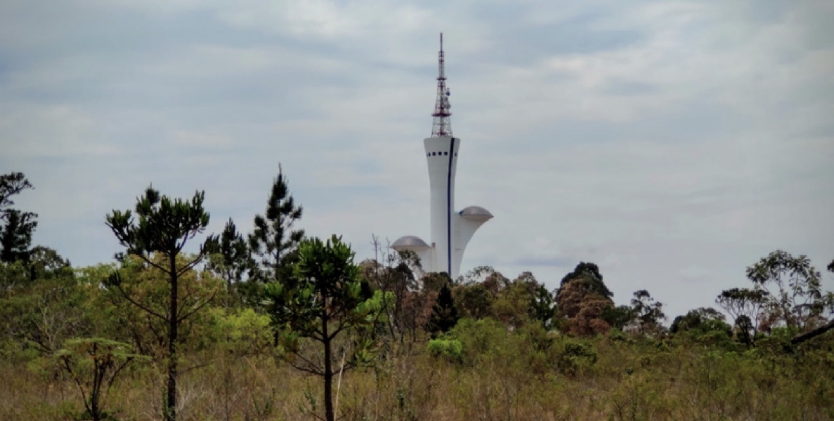 Trilha no coração do Brasil une a arquitetura de Brasília à natureza selvagem do Cerrado