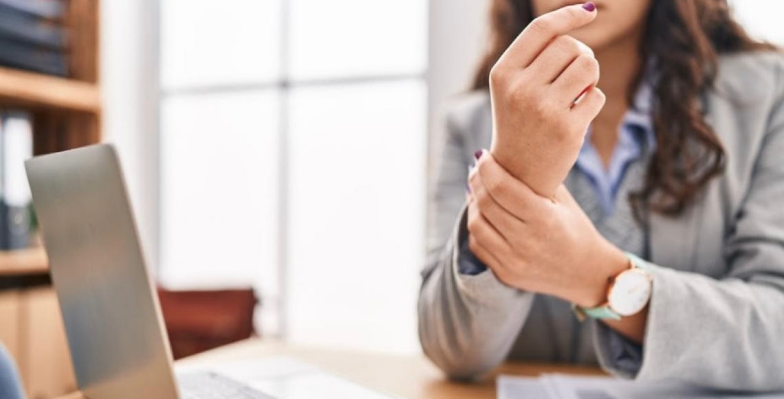 Dor nas mãos ao usar computador pode indicar lesões causadas por movimentos repetitivos