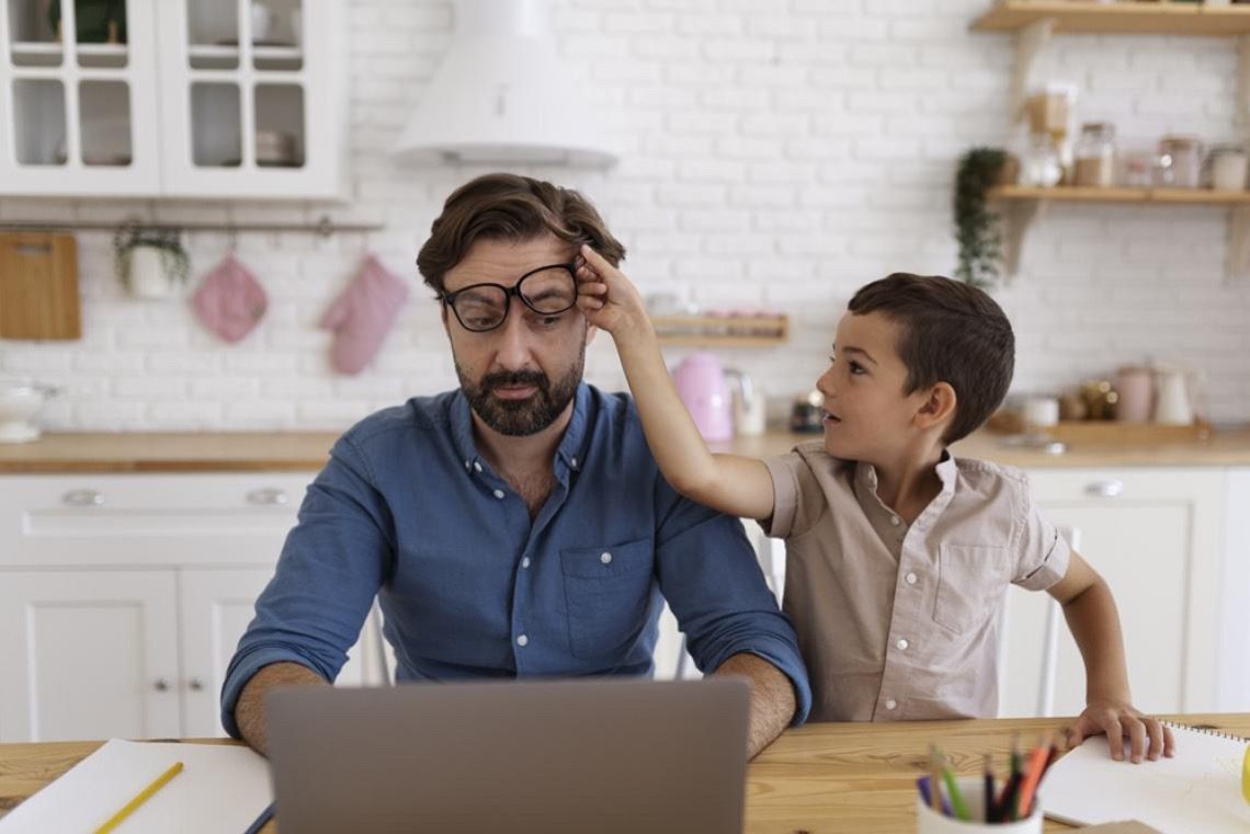 Pais estão menos presentes na criação de filhos, aponta estudo do Instituto Nexus