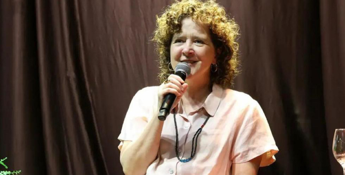 Redes sociais ajudam a despertar interesse por livros, diz escritora mineira Carla Madeira