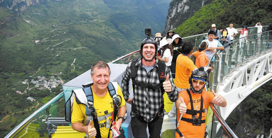 Turistas europeus buscam conforto refrescante na China
