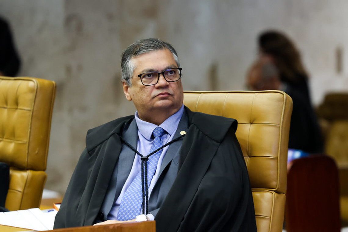 PF põe senador sob suspeita de tentar interferir em investigação no Maranhão; Dino tira sigilo do caso