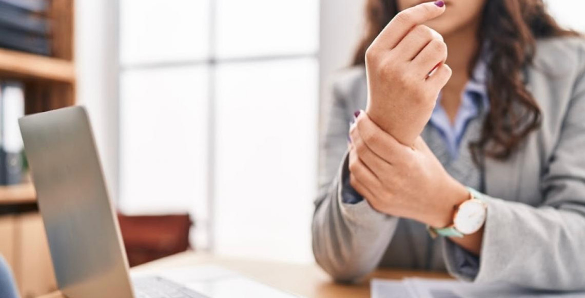Dor nas mãos ao usar computador por lesões por movimentos repetitivos