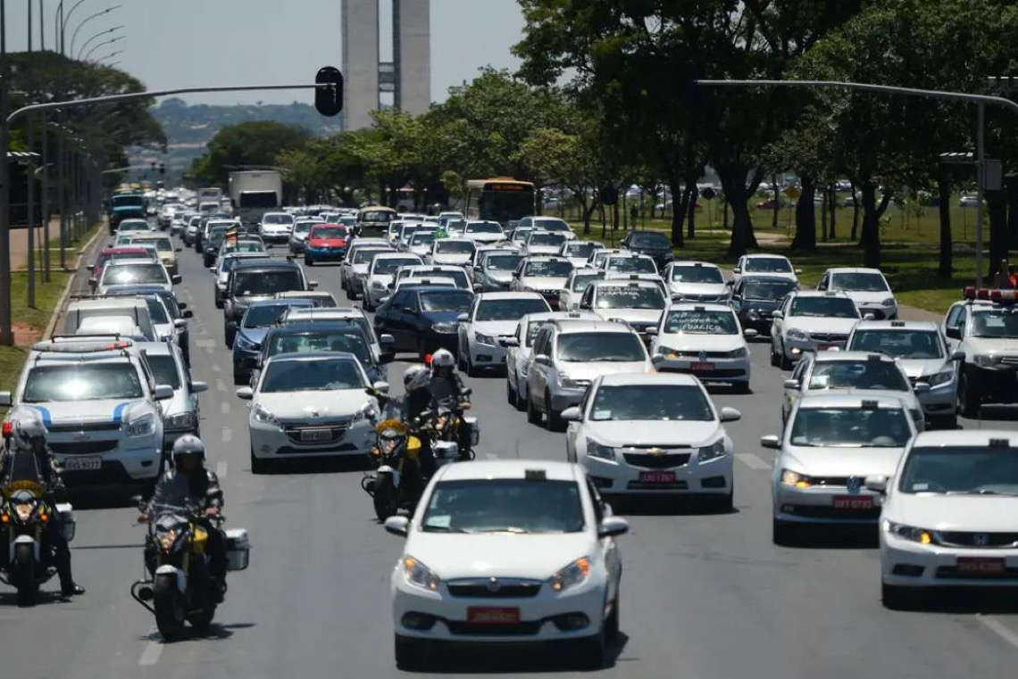 Crédito facilitado para motoristas de app e táxi passa a valer para carros de até R$ 200 mil