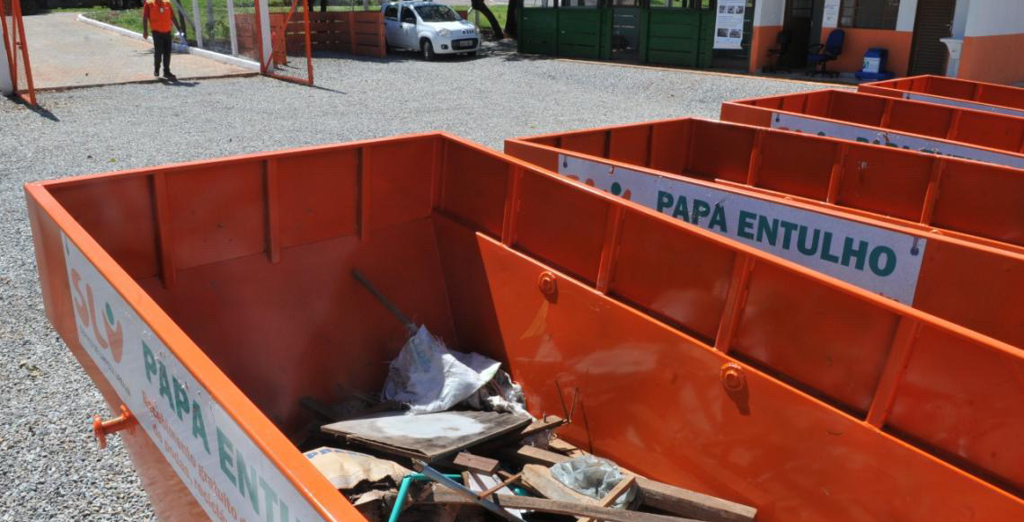 Podas e galhadas podem ser descartadas gratuitamente nos papa-entulhos do Distrito Federal