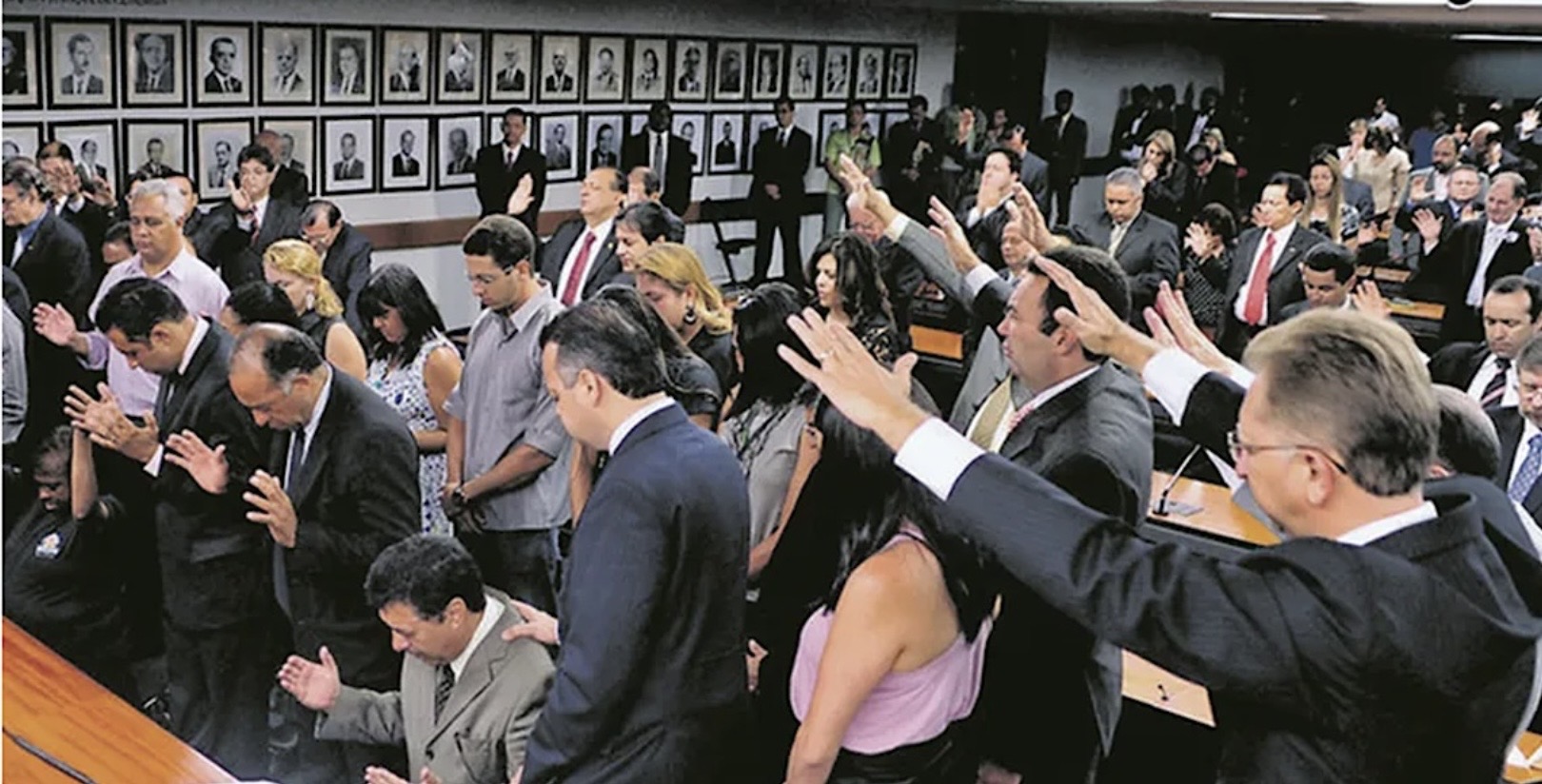 'Normalização da religião' deixa fé menos explícita nas urnas, mas mantém influência política