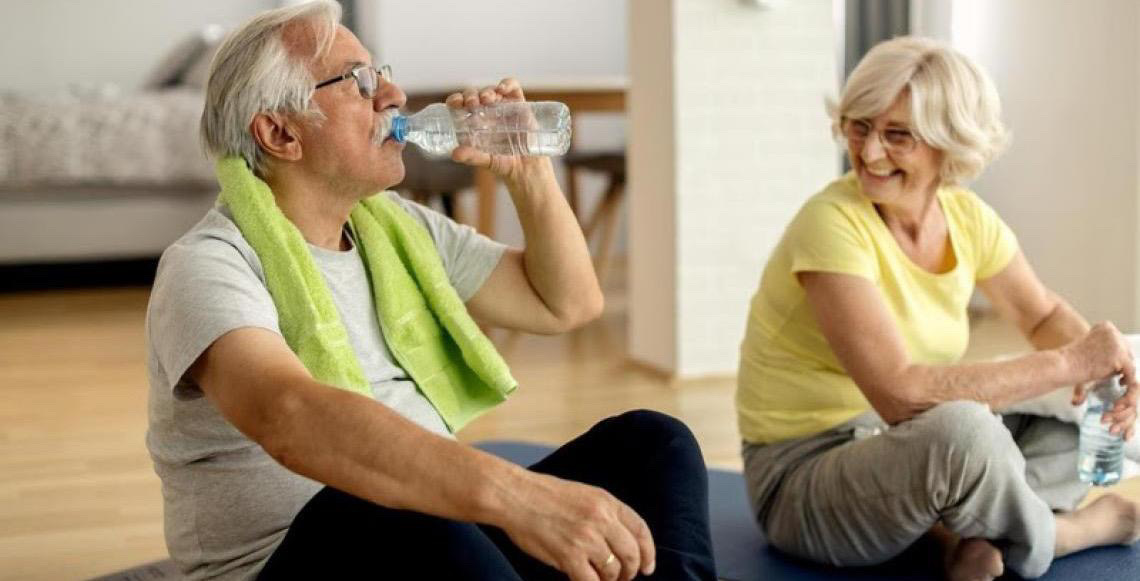 Saiba por que a hidratação merece mais atenção após os 60 anos