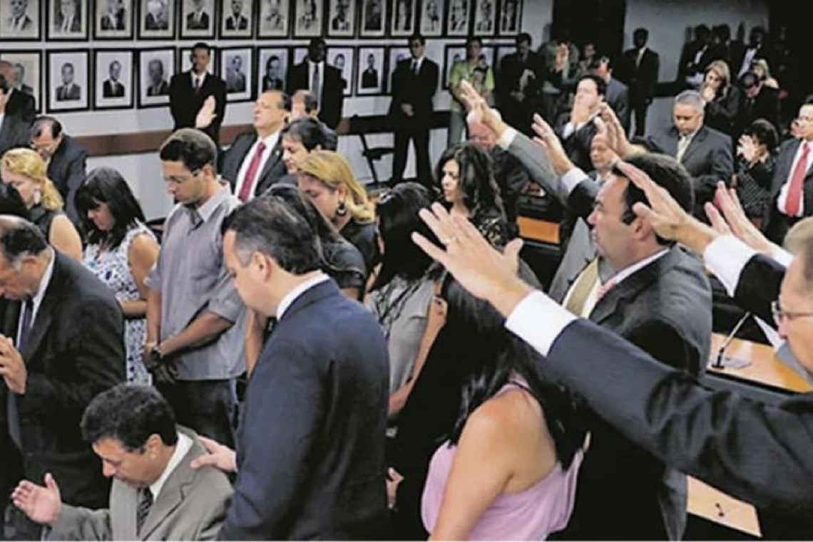 'Normalização da religião' deixa fé menos explícita nas urnas, mas mantém influência política