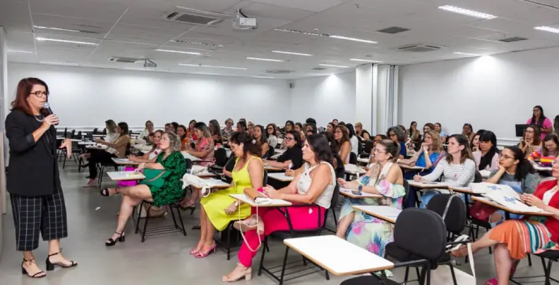 Por que as mulheres estão priorizando as amizades em vez de amor?
