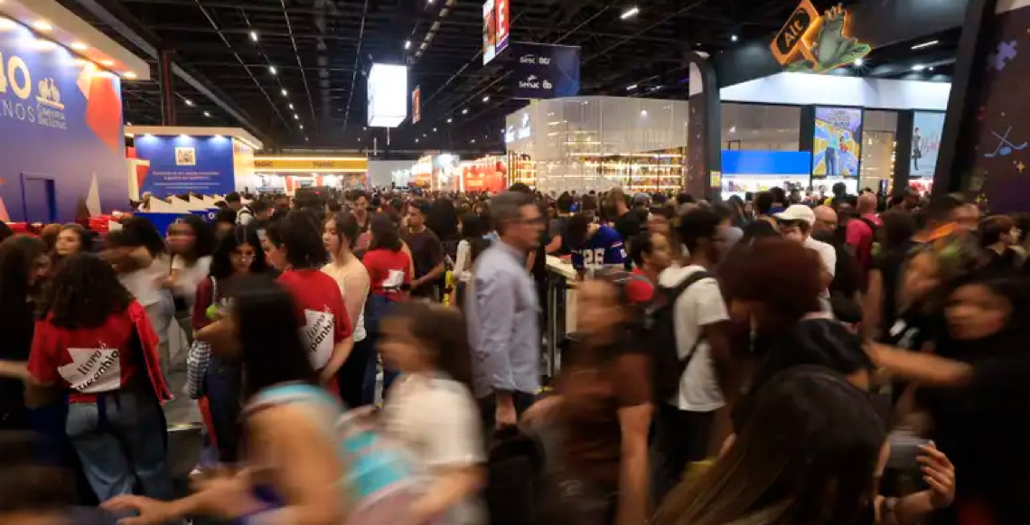 Bienal do Livro tem domingo marcado por filas, lotação e debate sobre obras eróticas