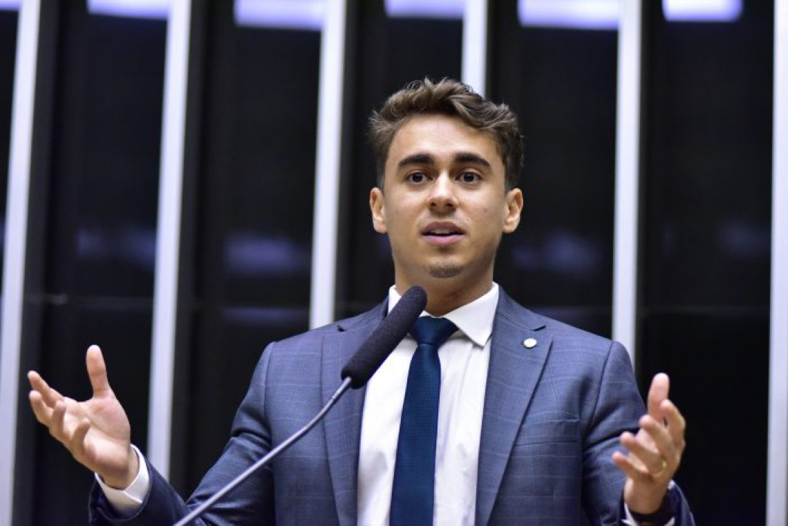 Juiz diz que Nikolas não chamou Vorcaro de 'lindão' e determina retirada de notícia do ar