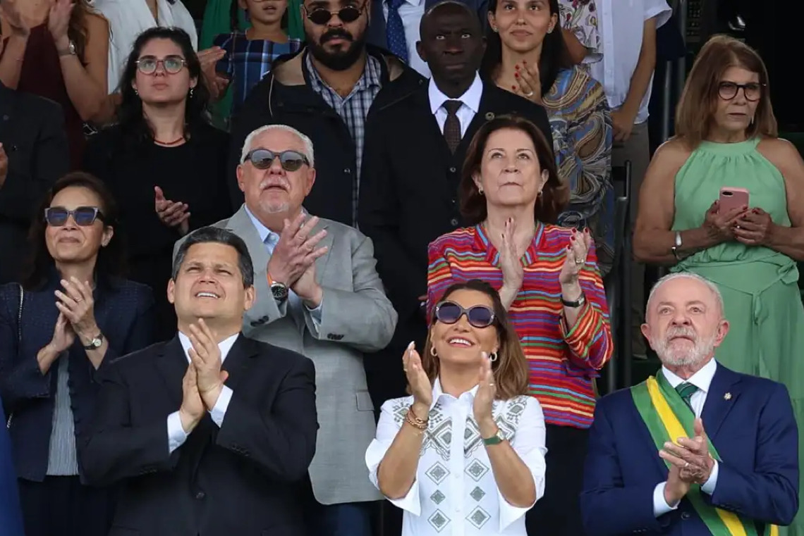 Lula reúne Fachin, Alcolumbre e Motta em 7 de Setembro com gritos do público pelo fim da escala 6x1