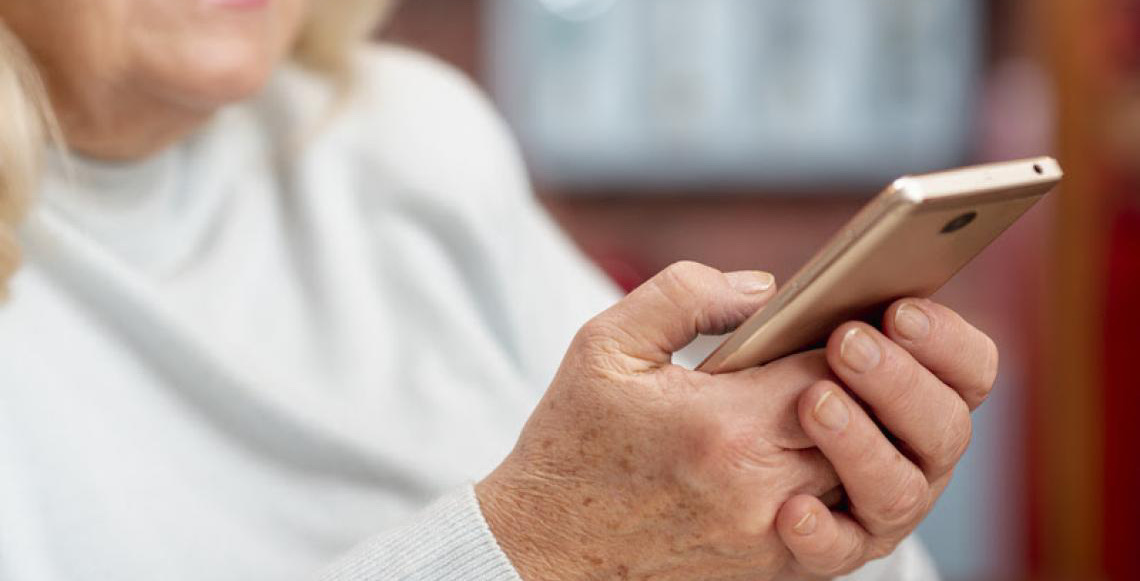 Uso do celular cresce entre idosos, mas envelhecimento exige mais cuidado com a sobrecarga das mãos