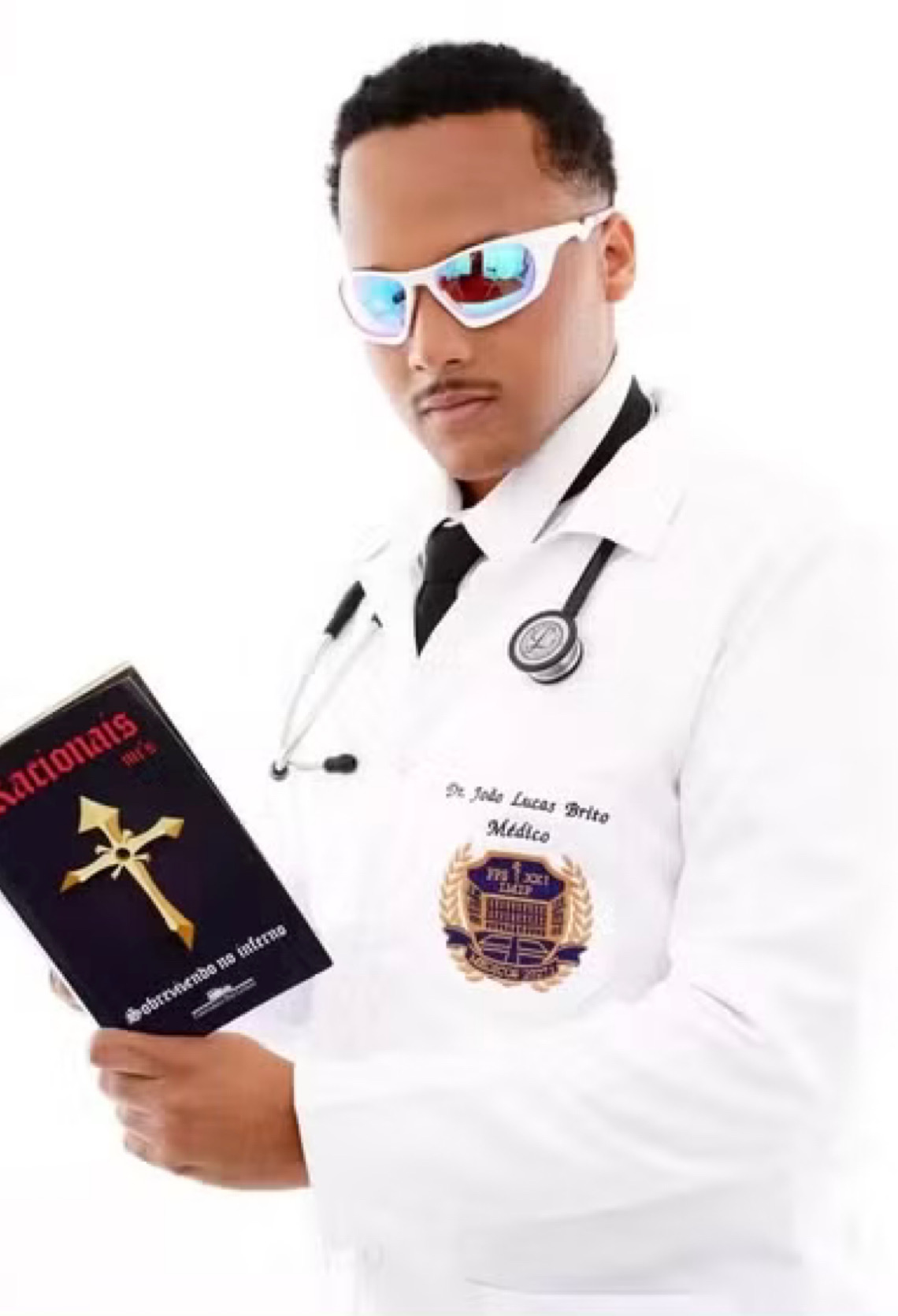 Estudante de medicina denuncia racismo após publicar foto com jaleco e livro do Racionais MC's