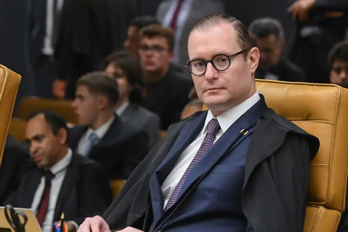 Zanin ordena acesso à integra de celular de Vorcaro e diz não haver 'hierarquia entre ministros' do STF