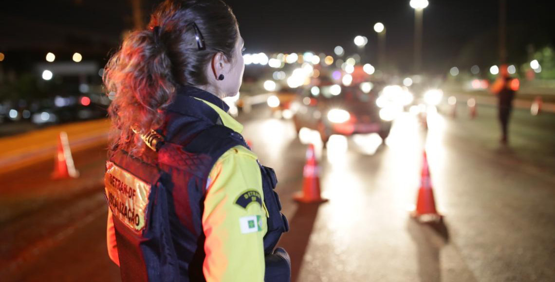 Farol baixo: Entenda quando o uso é obrigatório durante o dia conforme o tipo e a localização da via