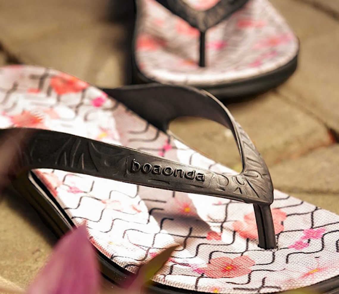 Queridinho no Brasil, chinelo vira tendência de moda no verão do hemisfério norte