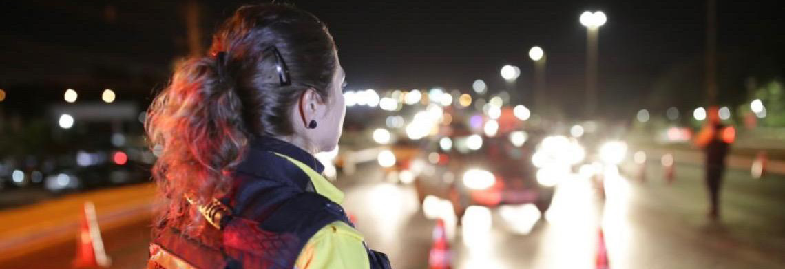 Farol baixo: Entenda quando o uso é obrigatório durante o dia conforme o tipo e a localização da via
