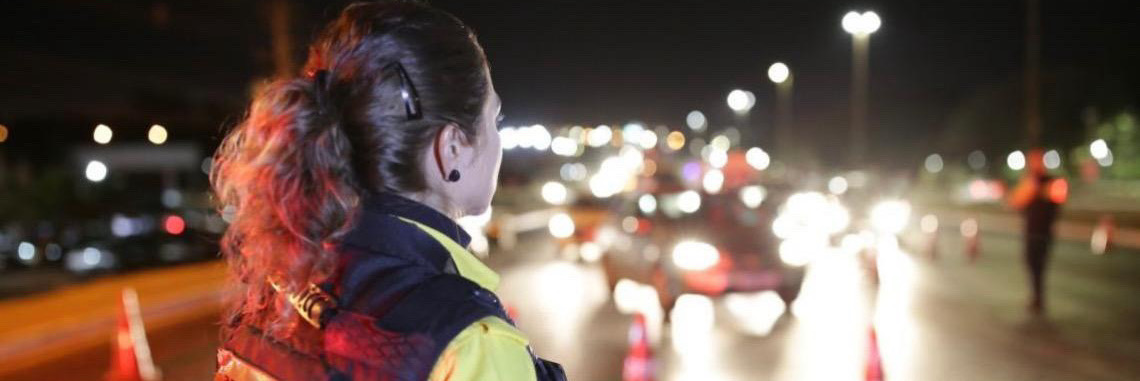 Farol baixo: Entenda quando o uso é obrigatório durante o dia conforme o tipo e a localização da via