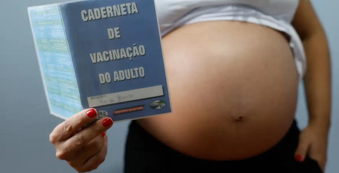 Resistência às vacinas contra gripe e Covid-19 coloca gestantes em risco
