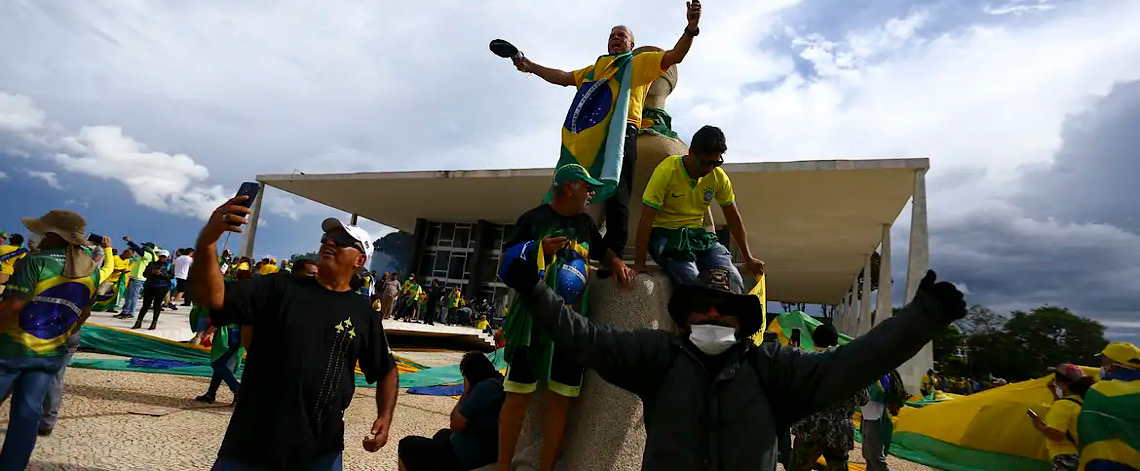Golpe de Bolsonaro fracassou também porque ele nunca buscou maioria no Congresso, diz estudo