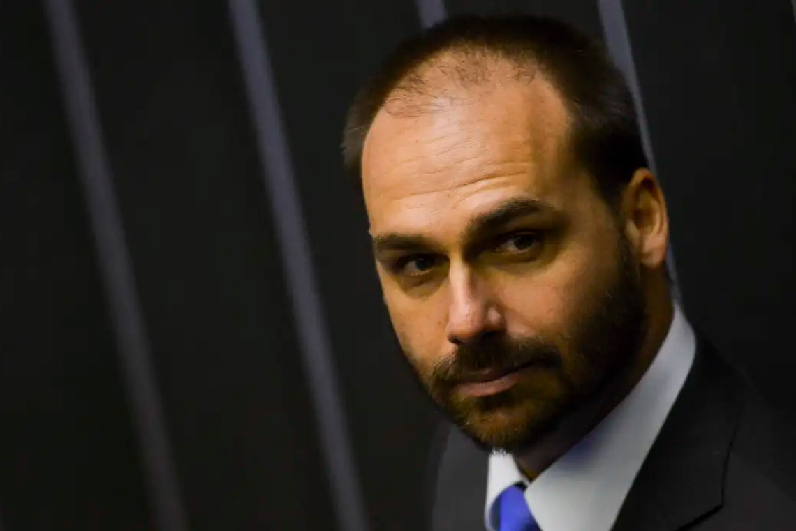 Eduardo Bolsonaro ameaça retaliar diplomatas que 'sabotaram' governo de seu pai caso Flávio seja eleito