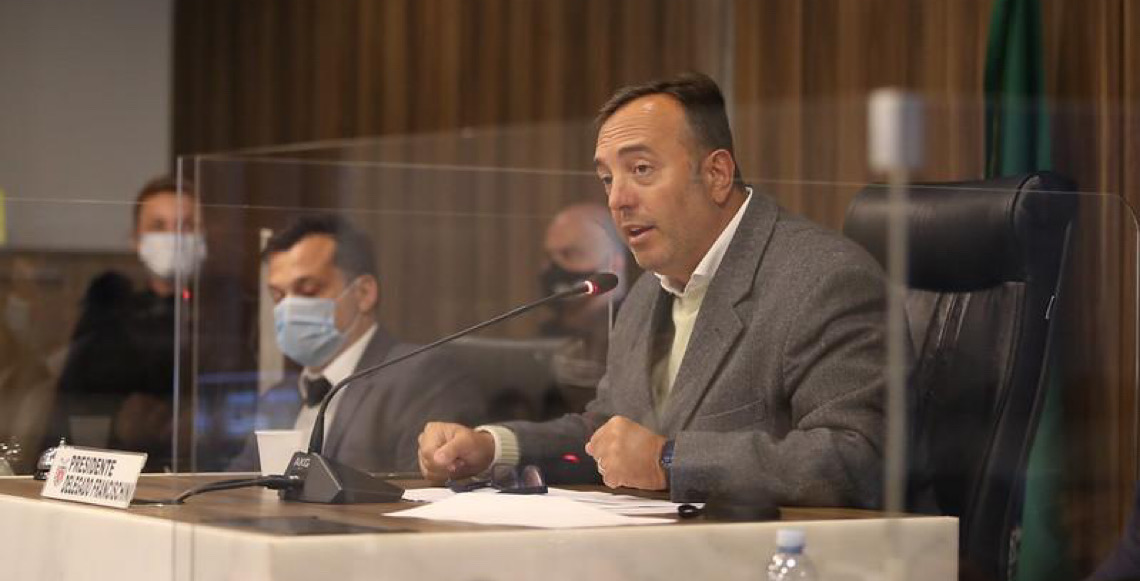 Primeiro deputado cassado por fake news vai à Câmara junto com filho
