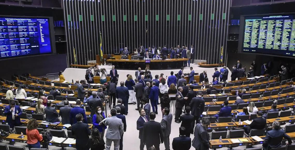 Representação de parlamentares negros segue baixa, diz pesquisadora