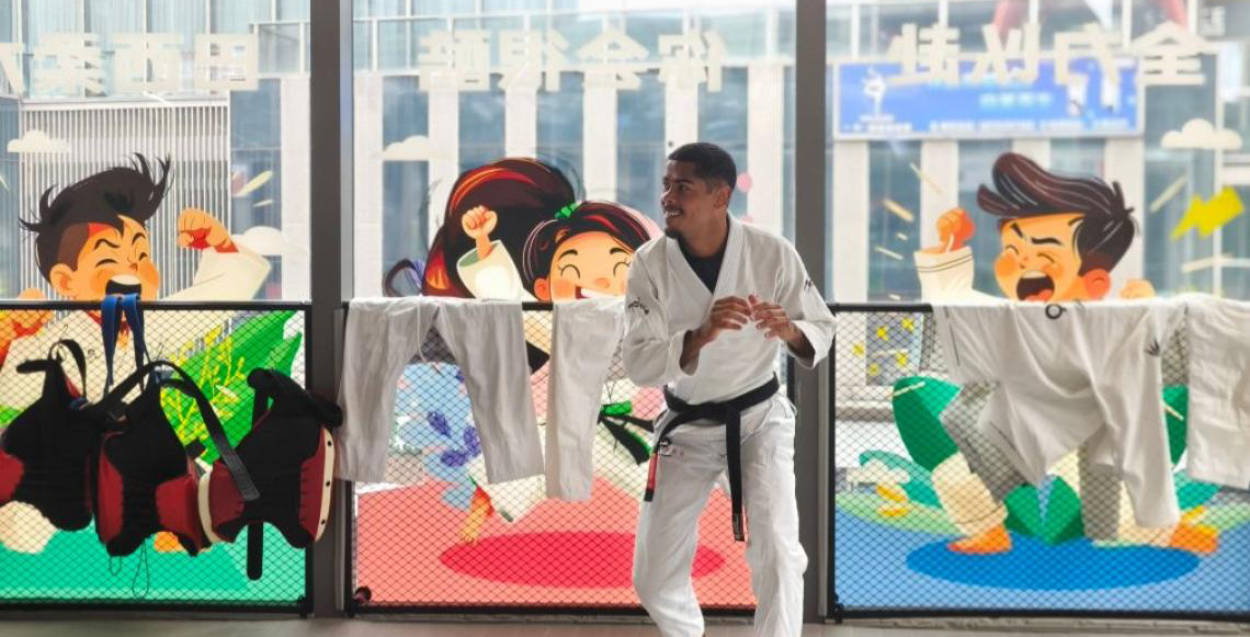 Da favela para o Mundo: Jovens treinadores de Jiu-Jitsu Brasileiro miram vida na China