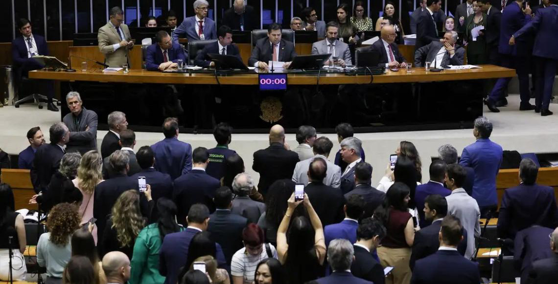 Alcolumbre marca votação da PEC pelo fim da 6x1 para quarta-feira