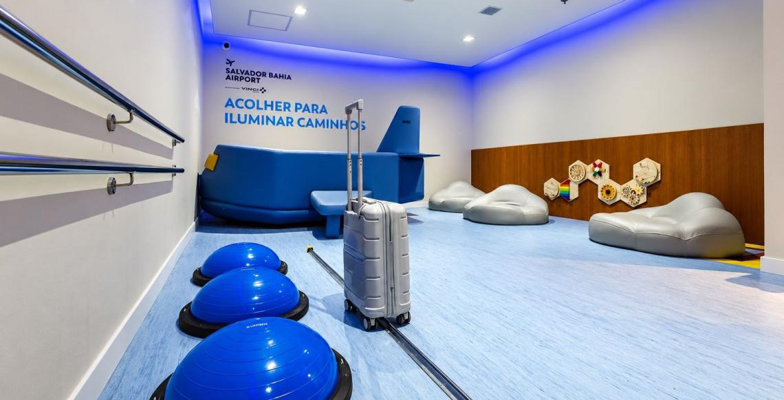 Aeroportos ampliam espaços de acolhimento para passageiros neurodivergentes