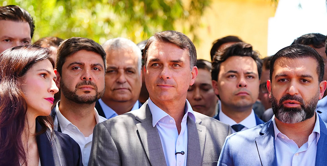 Emails indicam que Flávio Bolsonaro dividia conta com suspeito de lavar dinheiro do INSS