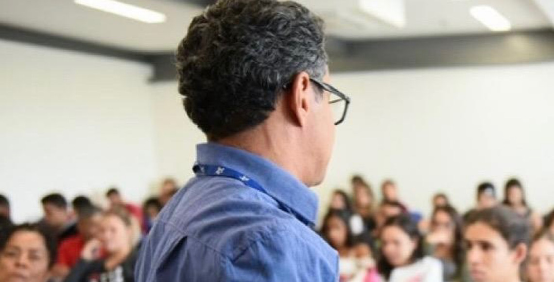 Rede de universidades acolhe educadores vítimas de perseguição