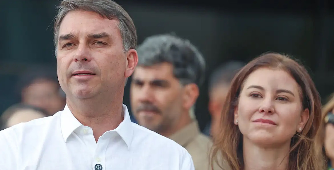Canal de Flávio faz associação falsa de cocaína a ato pró-Lula, e Tarcísio compartilha imagem