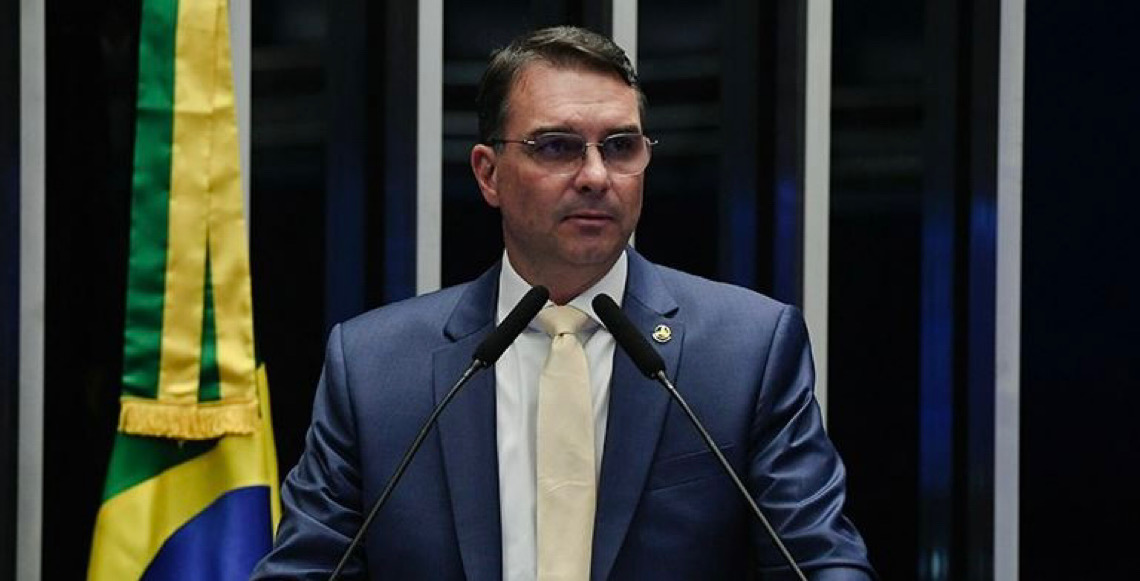 Flávio Bolsonaro diz que vai votar a favor do fim da escala 6x1, pressionado pela eleição