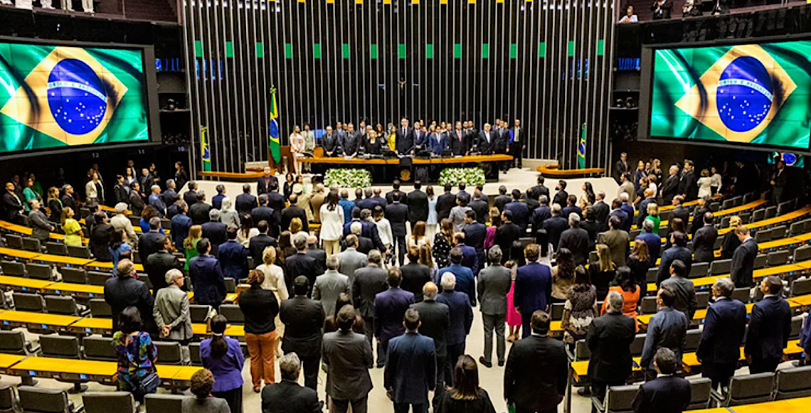 Oposição libera bancadas para votar PEC do fim da escala 6x1
