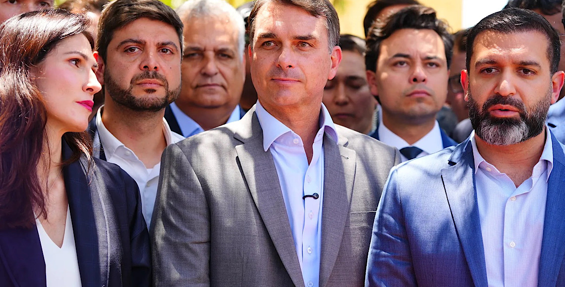 Favoritismo amplia cobrança por propostas e Flávio Bolsonaro se esquiva